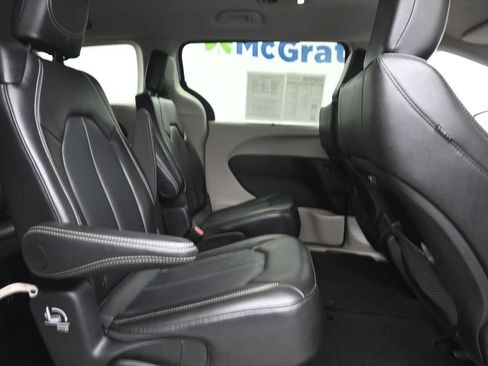 Used 2024 Chrysler Pacifica Touring-L FWD image 10