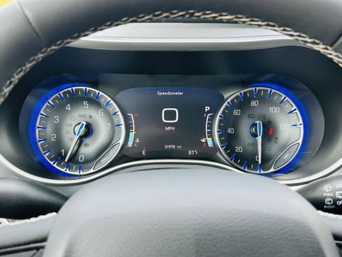 Used 2023 Chrysler Pacifica Touring-L w/ S Appearance Package FWD image 19