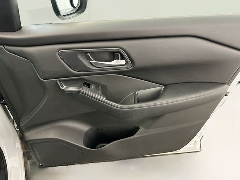 Used 2025 Nissan Rogue SV image 33