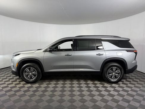 Used 2025 Chevrolet Traverse LT FWD image 11