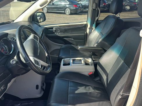 Used 2016 Chrysler Town & Country Touring image 8