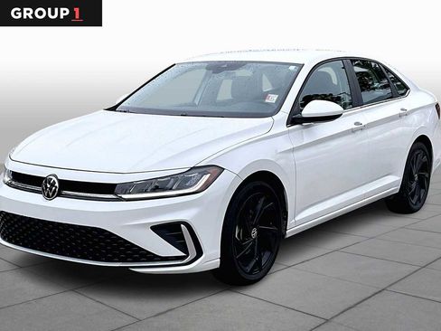 Used 2025 Volkswagen Jetta SE image 1