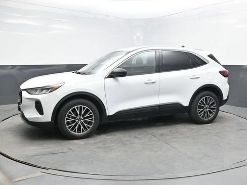 Used 2023 Ford Escape Active w/ Tech Pack #1 AWD/4WD image 3