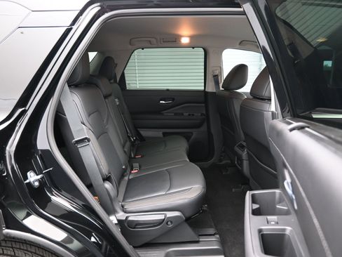 Used 2025 Nissan Pathfinder SL image 12
