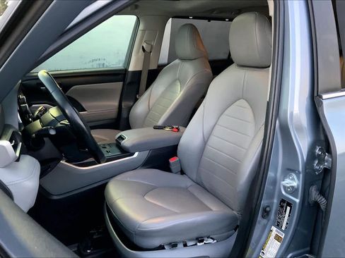 Used 2023 Toyota Highlander XLE image 8