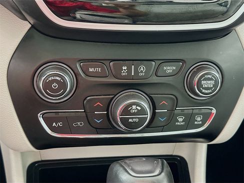 Used 2020 Jeep Cherokee Limited image 15