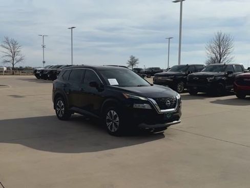 Used 2022 Nissan Rogue SV image 3