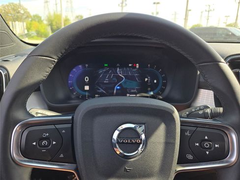 Used 2024 Volvo XC40 B5 Core image 38