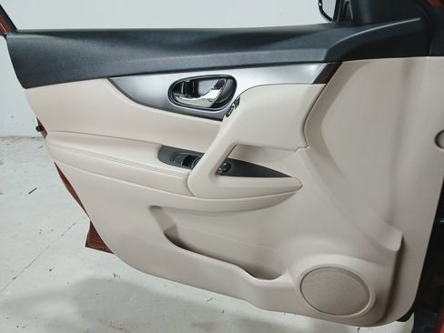 Used 2016 Nissan Rogue SV AWD/4WD image 29