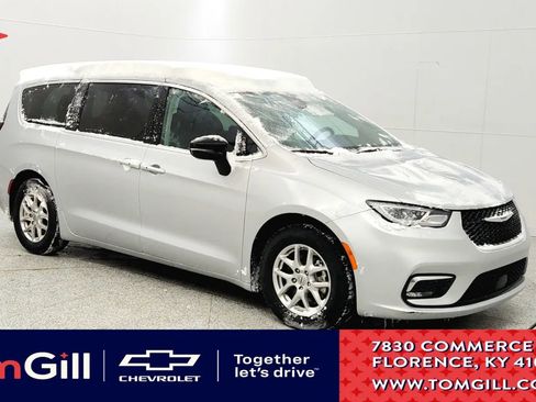 Used 2024 Chrysler Pacifica Touring-L image 1