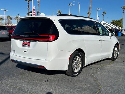 Used 2022 Chrysler Pacifica Touring-L image 3
