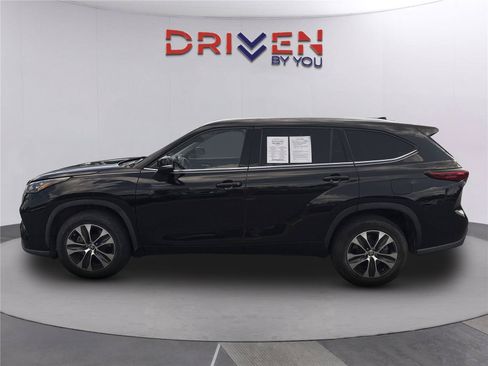 Used 2020 Toyota Highlander XLE FWD image 7