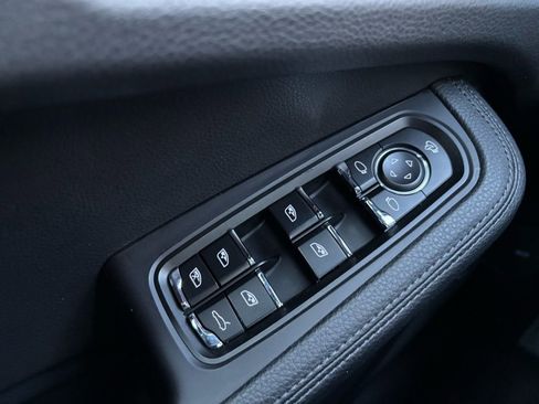 Certified 2023 Porsche Macan image 30