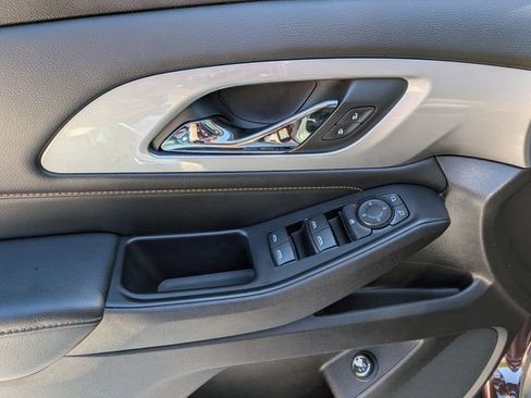 Used 2018 Chevrolet Traverse LT image 9