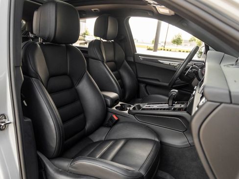 Certified 2025 Porsche Macan AWD/4WD image 46