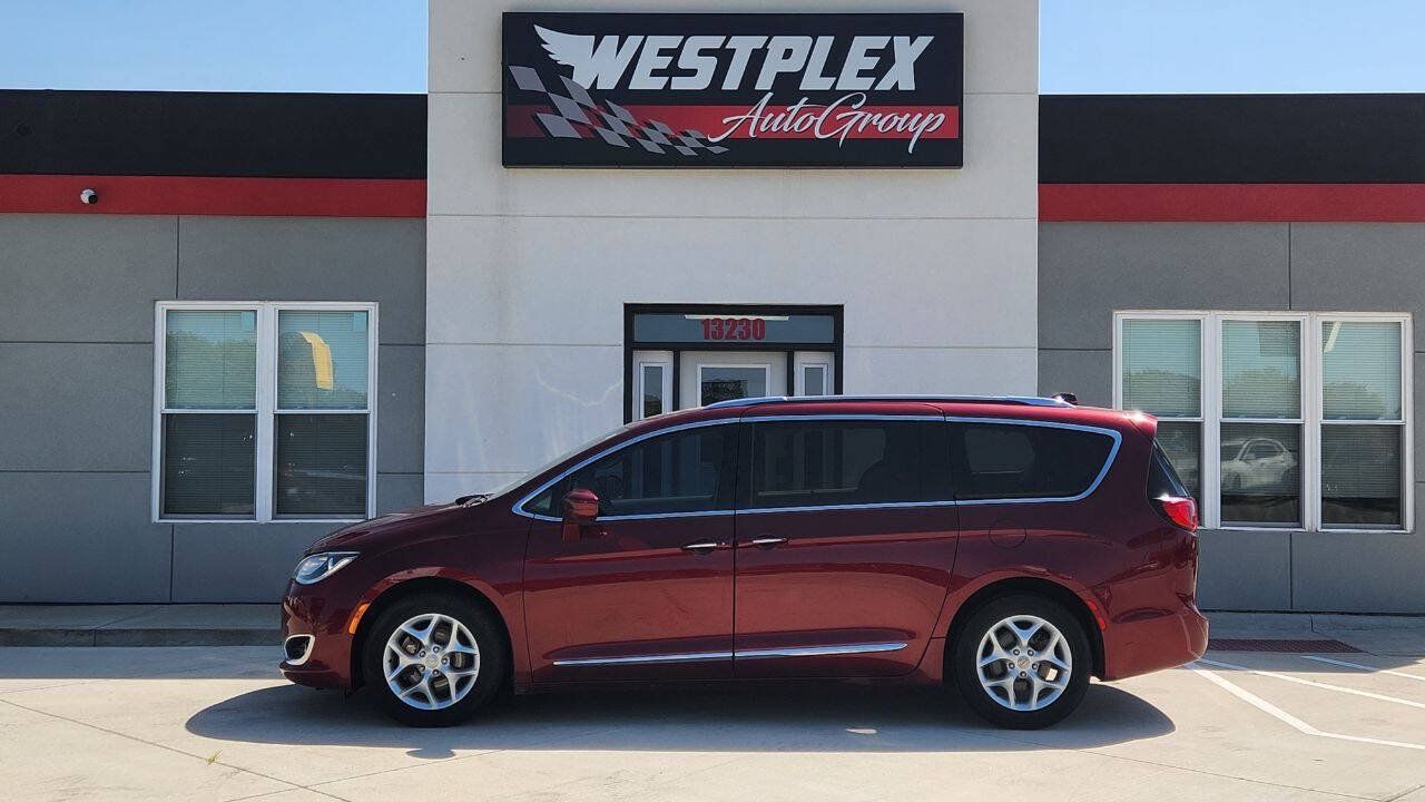 Used 2020 Chrysler Pacifica Touring-L Plus w/ Tire & Wheel Group FWD image 31