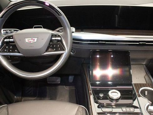 Used 2025 Cadillac Escalade Premium Luxury w/ Touring Package image 18