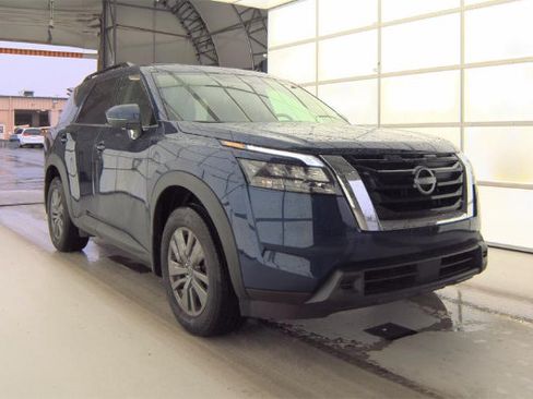 Used 2025 Nissan Pathfinder SV w/ SV Premium Package FWD image 6
