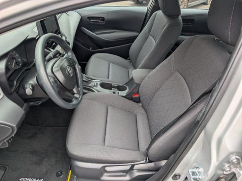 Used 2025 Toyota Corolla LE FWD image 2