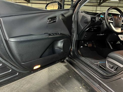 Used 2017 Toyota Prius Prime Premium image 19