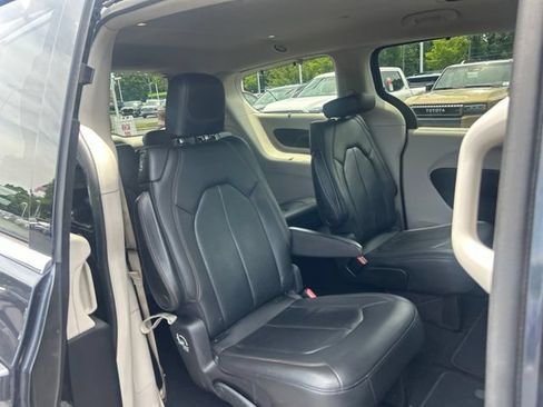Used 2020 Chrysler Pacifica Touring-L FWD image 20
