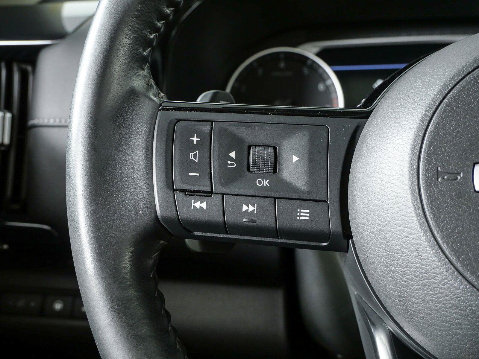 Used 2023 Nissan Pathfinder SV w/ SV Premium Package FWD image 10