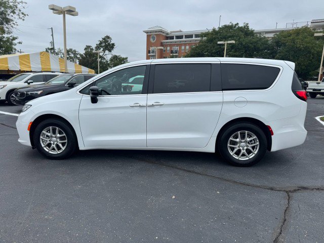 Used 2026 Chrysler Pacifica Select FWD image 8