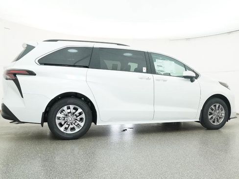 New 2026 Toyota Sienna XLE image 23