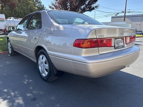 Used 2000 Toyota Camry LE FWD image 9