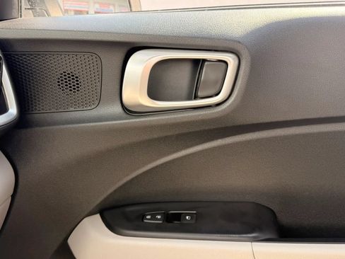 Used 2025 Hyundai Venue SEL FWD image 25