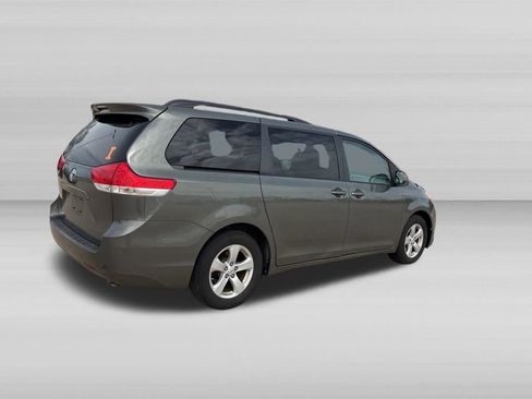 Used 2012 Toyota Sienna LE w/ Towing Pkg FWD image 3