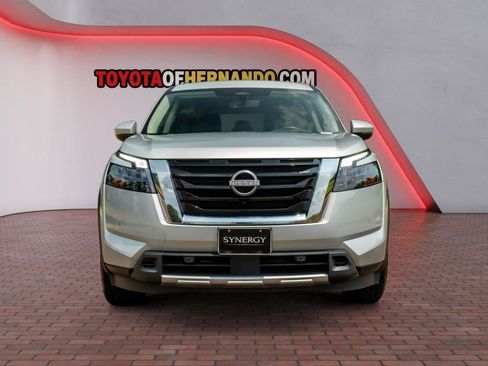 Used 2025 Nissan Pathfinder SL FWD image 2