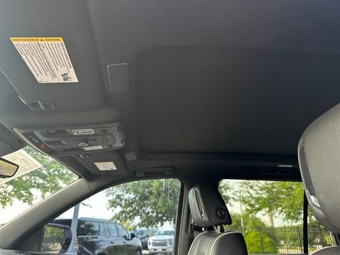 Used 2021 Cadillac Escalade Premium Luxury RWD image 32
