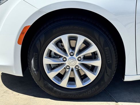Used 2018 Chrysler Pacifica Touring-L Plus FWD image 10