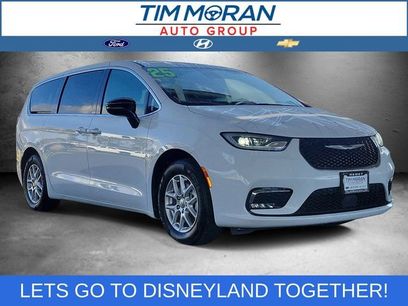Used 2025 Chrysler Pacifica Select