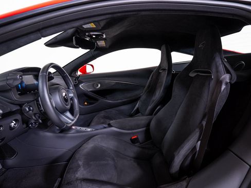 Used 2024 McLaren Artura RWD image 17