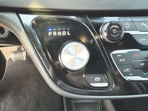 Used 2025 Chrysler Pacifica Select image 15