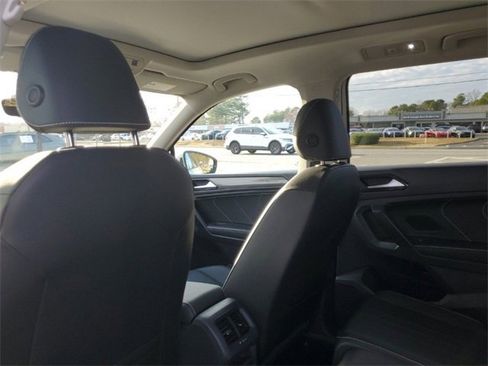 Used 2023 Volkswagen Tiguan SE w/ Panoramic Sunroof Package image 11