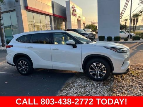 Used 2020 Toyota Highlander XLE FWD image 2