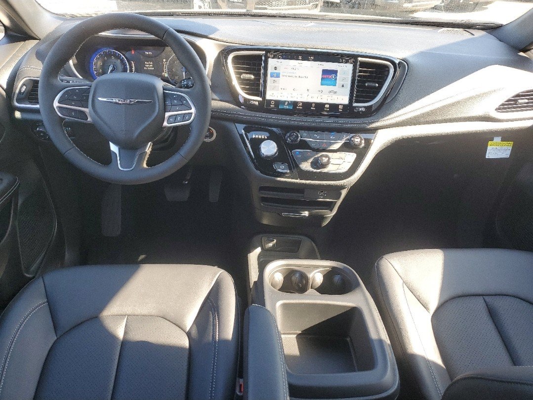 Used 2025 Chrysler Pacifica Select FWD image 9