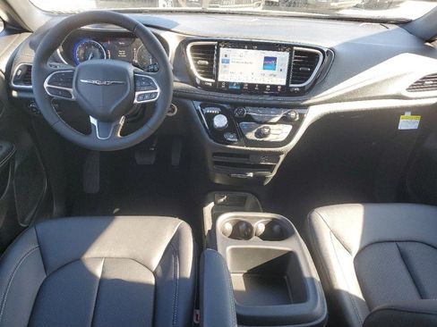 Used 2025 Chrysler Pacifica Select FWD image 9