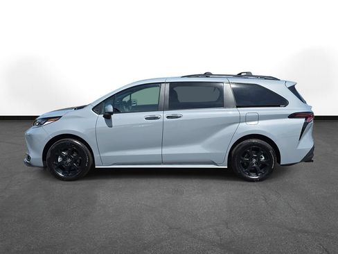 Certified 2025 Toyota Sienna XLE Woodland Edition AWD/4WD image 10
