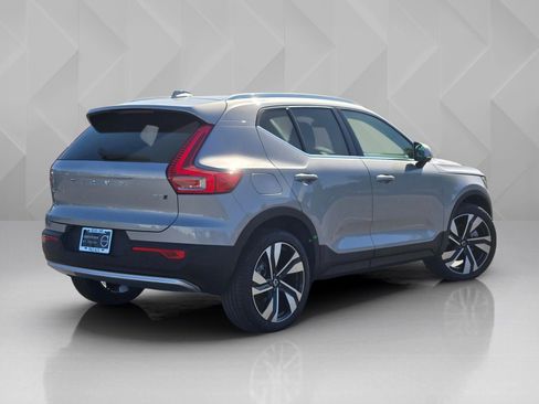 Certified 2025 Volvo XC40 B5 Plus AWD/4WD image 6