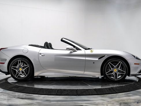 Used 2016 Ferrari California T image 23