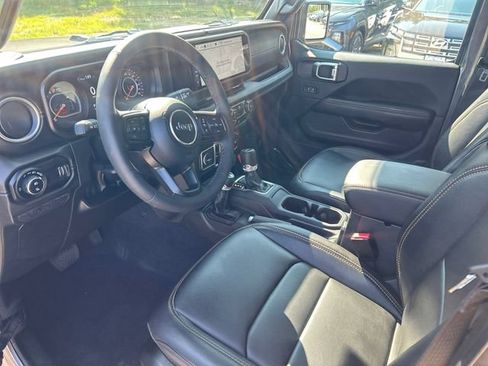 Used 2025 Jeep Gladiator Sport AWD/4WD image 15