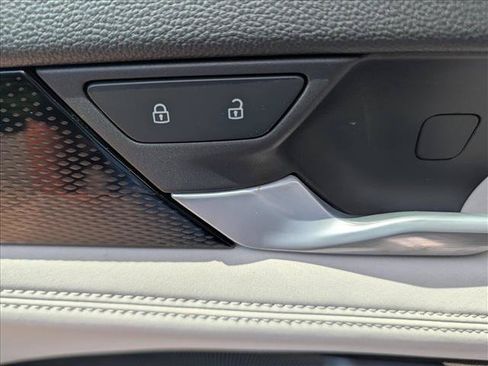 Certified 2025 Volkswagen Tiguan SE AWD/4WD image 28