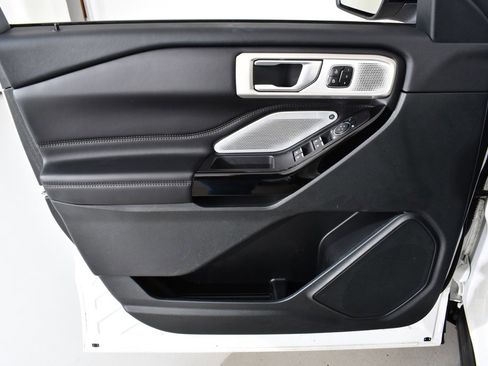 Used 2023 Ford Explorer Platinum w/ Technology Package image 26