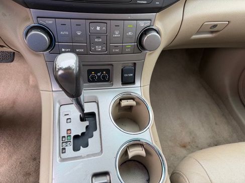 Used 2010 Toyota Highlander SE image 17