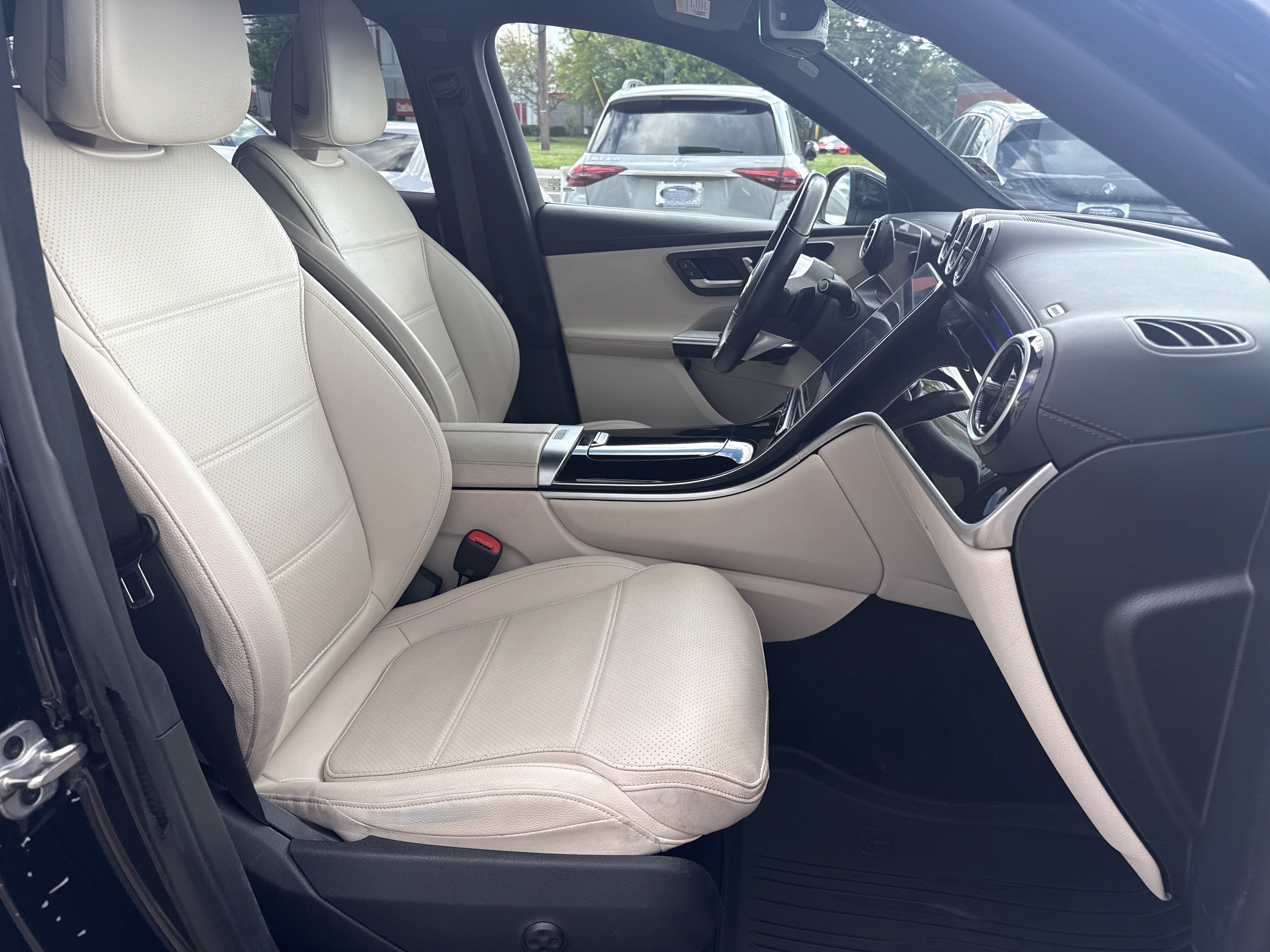 Used 2023 Mercedes-Benz GLC 300 4MATIC image 2