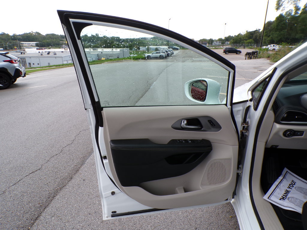Used 2022 Chrysler Pacifica Touring-L FWD image 20